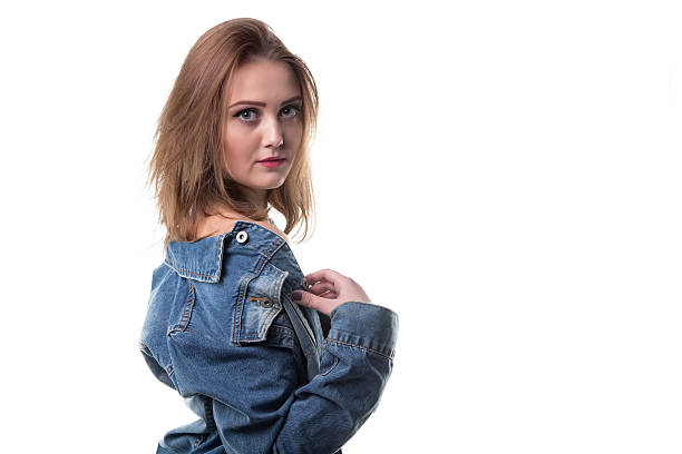 linda mujer joven en chaqueta de jeans - shirtless jeans women blond hair fotografías e imágenes de stock