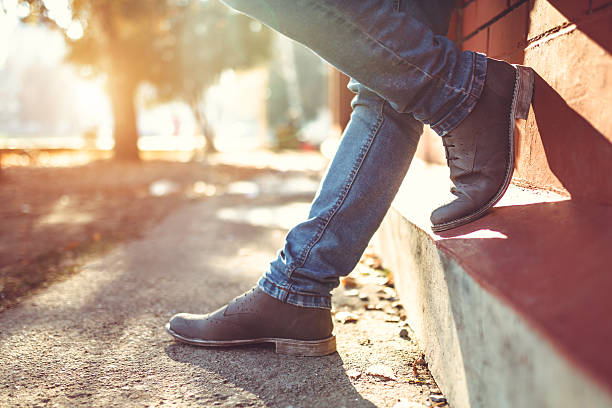 elegante gentiluomo con scarpe classiche in pelle - dress shoe foto e immagini stock