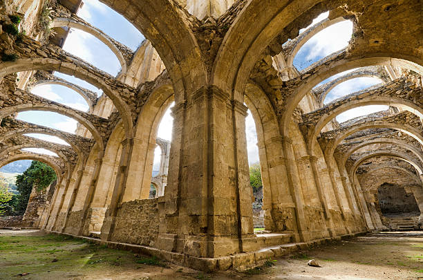 vista panoramica del chiostro in rovina di un monastero abbandonato. - ancient past arch natural arch foto e immagini stock