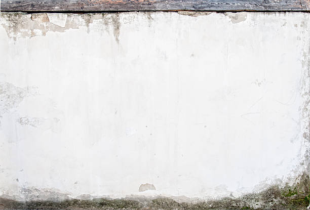 istock White grunge wall texture of old house 627455290