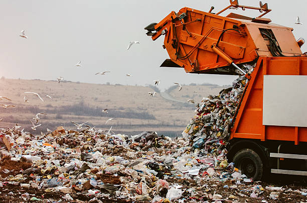 camión de basura que arroja la basura - landfill fotografías e imágenes de stock