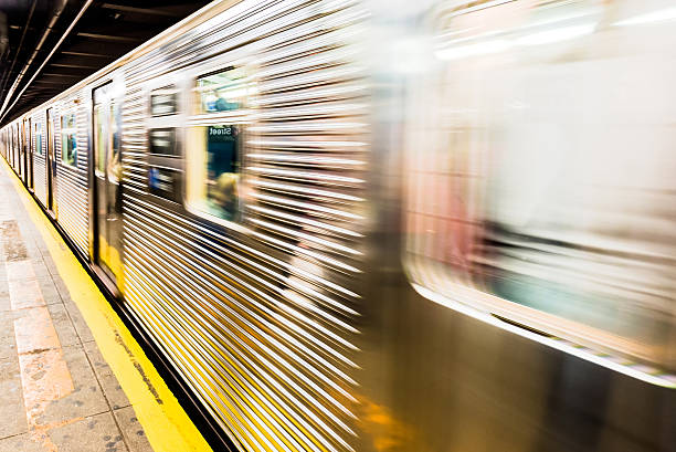 treno della metropolitana di new york che lascia la sua stazione - subway station subway train new york city people foto e immagini stock