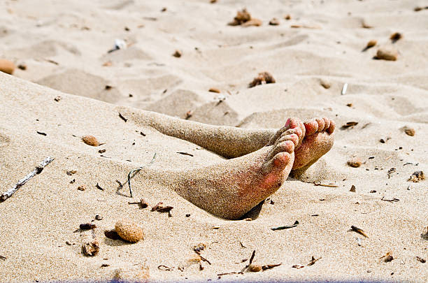 cadavre dans le sable - senseless photos et images de collection