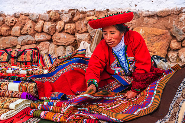 peruvian femme qui vendent des souvenirs de ruines inca, la vallée sacrée au pérou - province de cuzco photos et images de collection