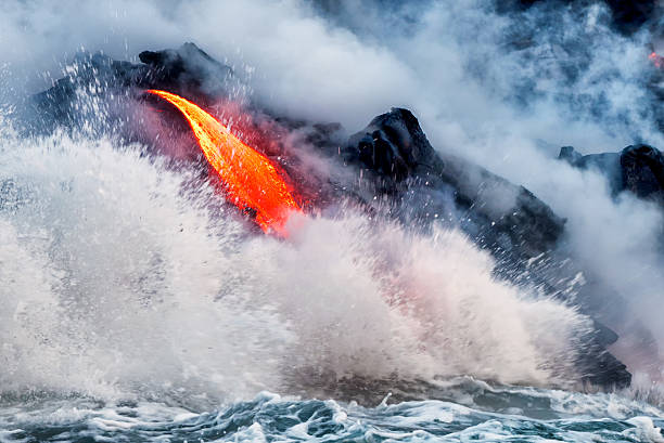 molten lava flowing into the pacific ocean on big island - pelé 個照片及圖片檔
