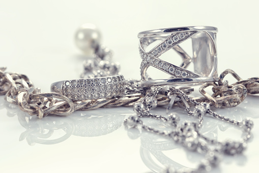 Anillo de plata con piedras preciosas y cadena de plata fina photo