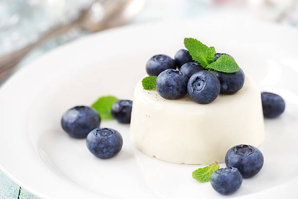 panna cotta z jagodami - cream gelatin dessert berry fruit blueberry zdjęcia i obrazy z banku zdjęć