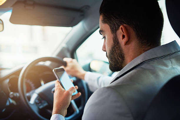 la distraction au volant peut augmenter le risque d’accident de la route - conduire photos et images de collection