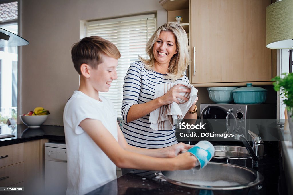 Madre e hijo haciendo los platos - Foto de stock de Madre libre de derechos