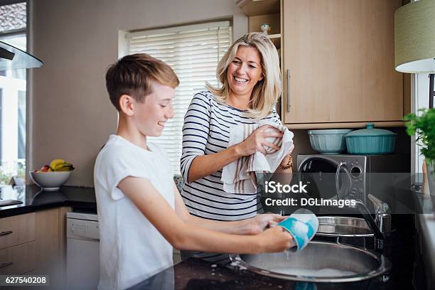 Madre E Hijo Haciendo Los Platos Foto de stock y más banco de imágenes de Madre - Madre, Niño, Padres