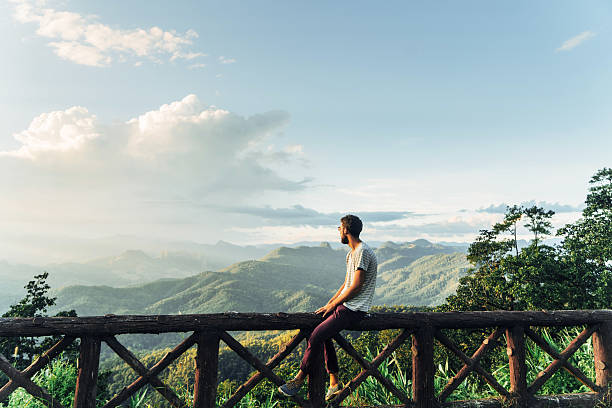 homme dans les montagnes au coucher du soleil en thaïlande - landscape forest asia mountain photos et images de collection