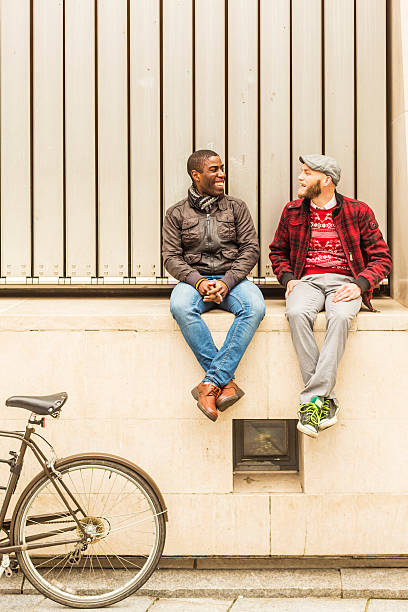 pareja romántica gay hipster sentados juntos hablando - dublin ireland urban road people real people fotografías e imágenes de stock