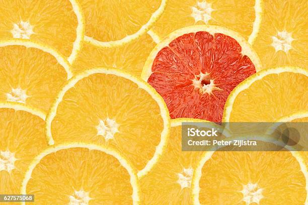 Naranjas De Fondo Foto de stock y más banco de imágenes de Salirse de lo normal - Salirse de lo normal, Individualidad, Contrastes