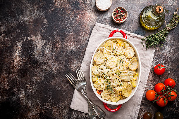 batata gratinada, em prato rústico. - dauphinois - fotografias e filmes do acervo