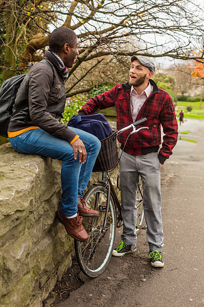 公園でのハッピーゲイ男性ミーティング - dublin ireland urban road people real people ストックフォトと画像