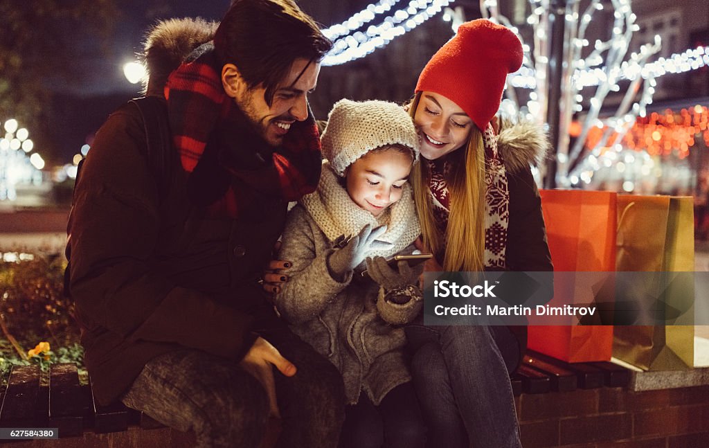 Pareja joven disfrutando de la Navidad en la ciudad - Foto de stock de Navidad libre de derechos