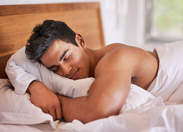 좋은 품질의 수면으로 휴식을 취하십시오. - male beauty men male sleeping 뉴스 사진 이미지