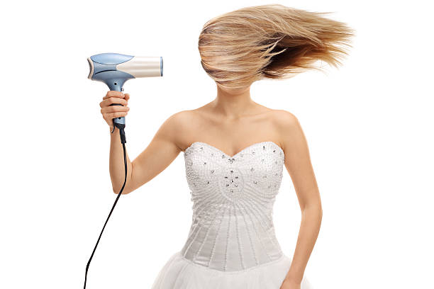 신부 불고 그녀의 머리 와 a 헤어 드라이어 - female hairdresser wet holding 뉴스 사진 이미지