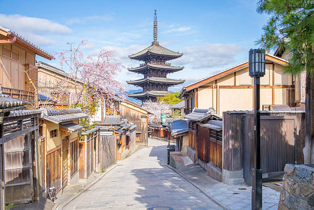 street view of kyoto city Kyoto, Japan - April 5, 2016: ninan zaka and sannan zaka in kyoto during the spring time. It's a famous attraction in Japan. kyoto prefecture stock pictures, royalty-free photos & images