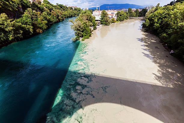 confluencia de los ríos ródano y arve en ginebra - rhone bridge fotografías e imágenes de stock