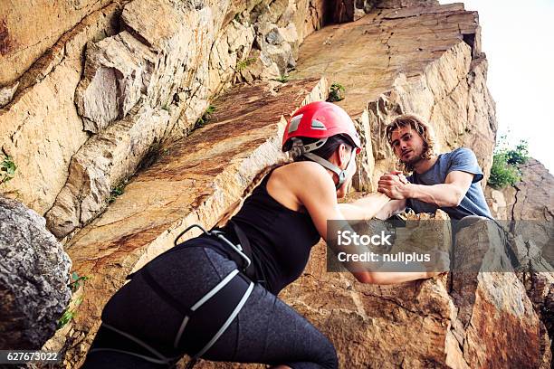 Young Escaladoras Alpinismo En El Antiguo Quarry Foto de stock y más banco de imágenes de Escalada - Escalada, Escalada en roca, Parejas