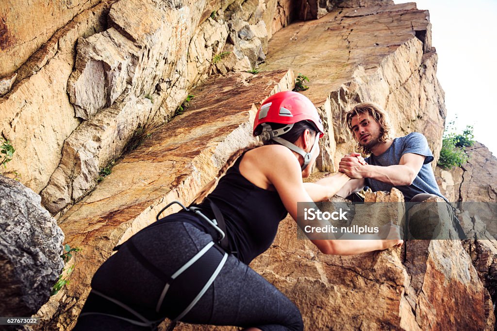 Jeunes grimpeurs escalade dans ancienne carrière - Photo de Escalade libre de droits