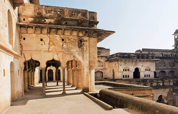 структура крепости джахангир махал в индоисламском стиле - carving monument fort pradesh стоковые фото и изображения