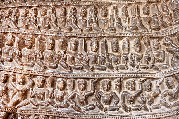 lezioni di yoga sul tempio di khajuraho, costruito nel 950, india - art shiva sexual activity sexual issues foto e immagini stock