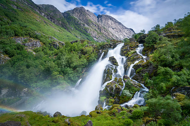 exposición larga de la cascada del parque nacional de briksdalsbreen - paso marítimo fotografías e imágenes de stock