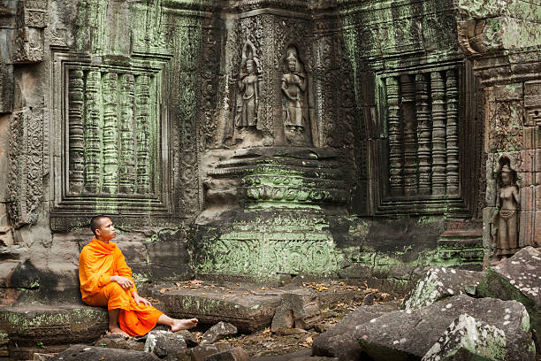monge contemplativo em ruínas - siem riep - fotografias e filmes do acervo