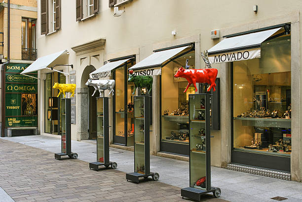 shopping street bordée de swiss watch stores, lugano, suisse. - omega photos et images de collection