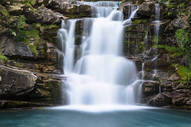 gradas de soaso. cascata nel parco nazionale spagnolo ordesa - flowing rock national park waterfall foto e immagini stock