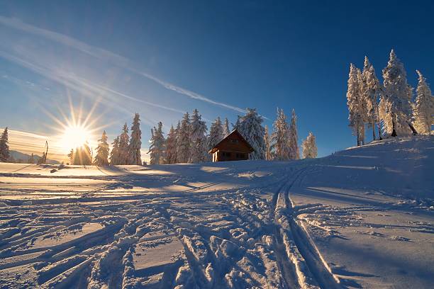 chalet in den bergen bei sonnenuntergang - drifted stock-fotos und bilder