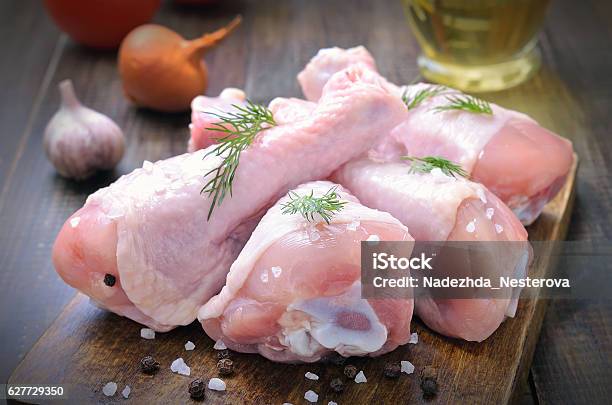 Pollo Crudo Drumsticks - Fotografie stock e altre immagini di Carne di pollo - Carne di pollo, Crudo, Coscia di pollo