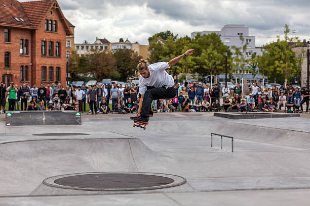 skatista fora da piscina - skateboard contest imagens e fotografias de stock