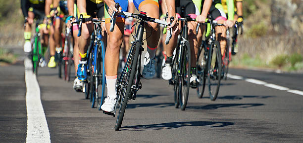 carrera de competición ciclista - triatleta fotografías e imágenes de stock