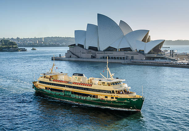passe en ferry devant l’opéra de sydney - centre de spectacles photos et images de collection