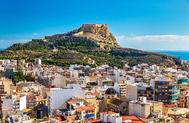 vista del castello di santa barbara sul monte benacantil sopra alicante - alicante foto e immagini stock