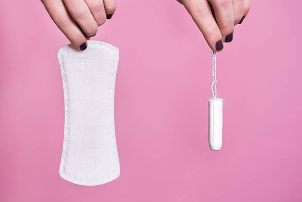 mulheres segurando um guardanapo higiênico e tampão - tampon menstruation sanitary female - fotografias e filmes do acervo