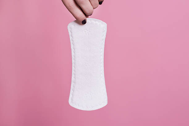 women holding a sanitary napkin - padding imagens e fotografias de stock