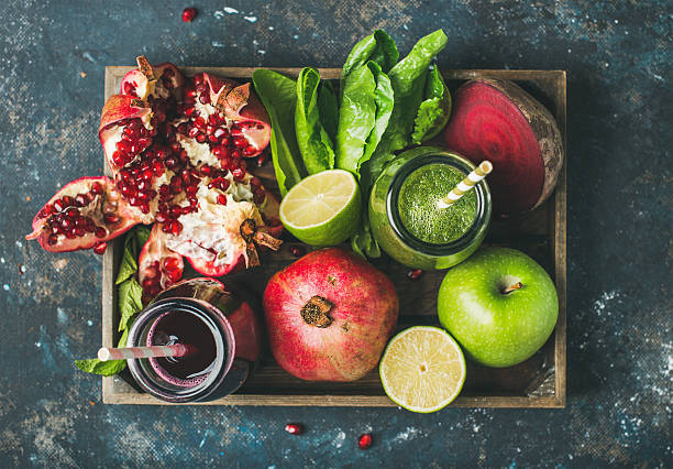 緑、紫色のフレッシュジュース、果物、緑、野菜をトレイに入れた - beet green ストックフォトと画像