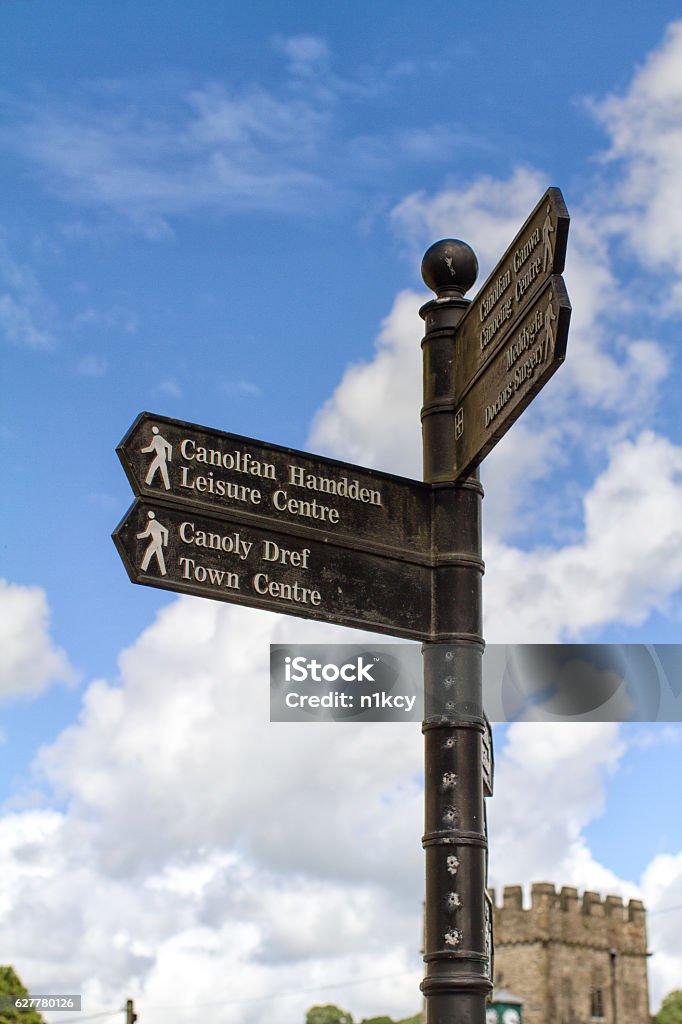 Panneau d’information bilingue sur la direction au Pays de Galles - Photo de Architecture libre de droits