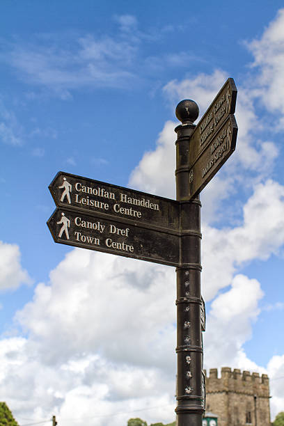 istock Bilingual direction information sign in Wales 627780126