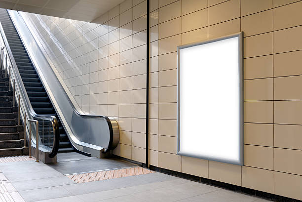 maqueta de cartel de caja de luz vertical en la estación de metro. - lightbox poster wall billboard fotografías e imágenes de stock