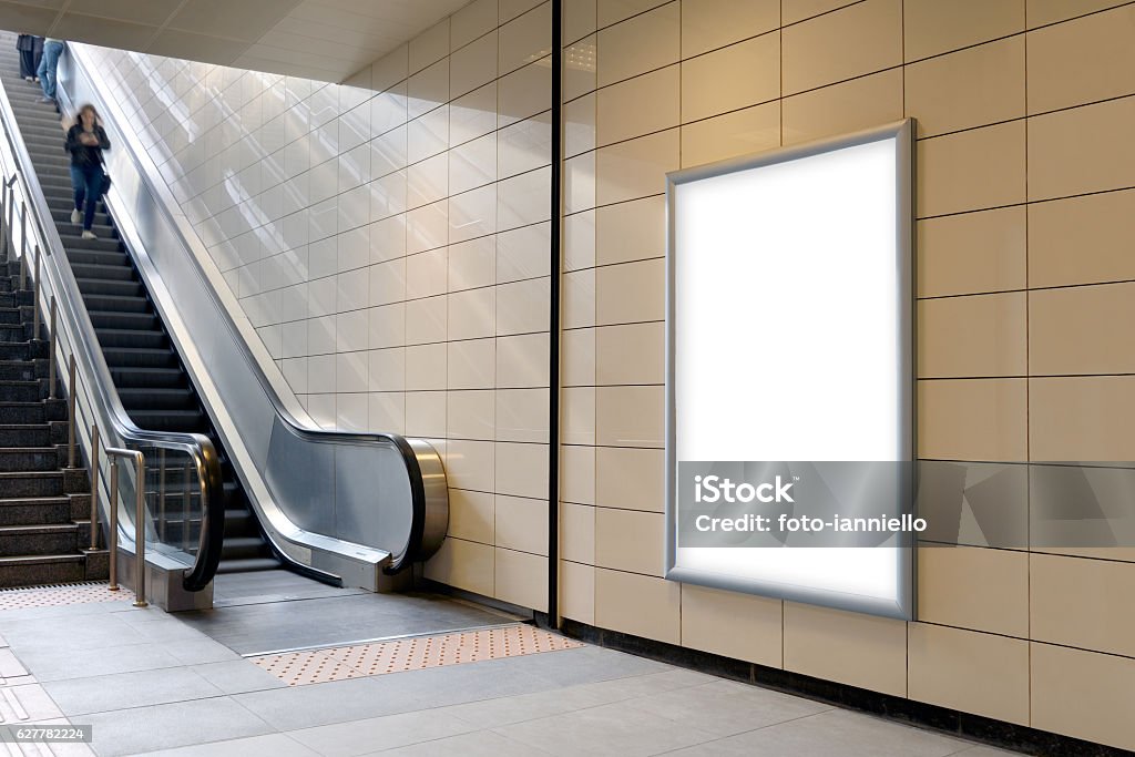 Maquette d’affiche de boîte lumineuse verticale dans la station de métro. - Photo de Panneau d'affichage libre de droits