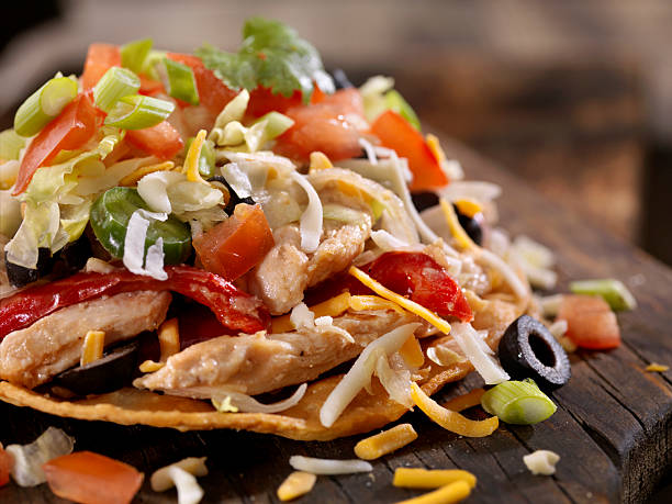 huhn und pfeffer tostada - grilled chicken chicken corn salsa stock-fotos und bilder