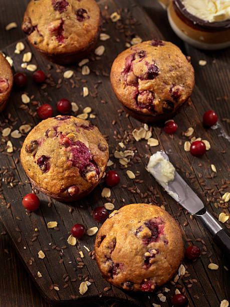 клюквенный кексы - muffin blueberry muffin blueberry butter стоковые фото и изображения