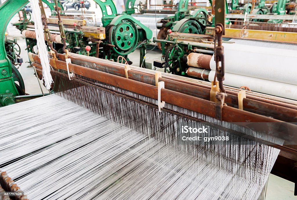 Vieja máquina de tejer - Foto de stock de Industria Textil libre de derechos