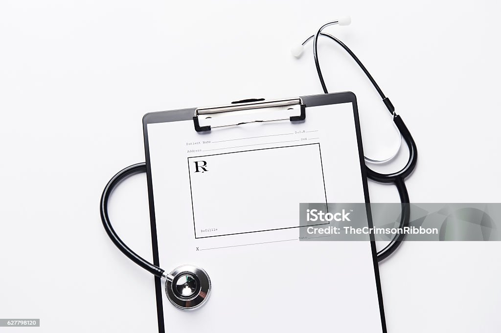 Stéthoscope avec carnet de prescription sur presse-papiers avec espace de copie. - Photo de Accident et désastre libre de droits