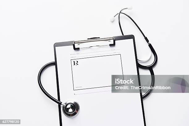 Photo libre de droit de Stéthoscope Avec Carnet De Prescription Sur Pressepapiers Avec Espace De Copie banque d'images et plus d'images libres de droit de Accident et désastre